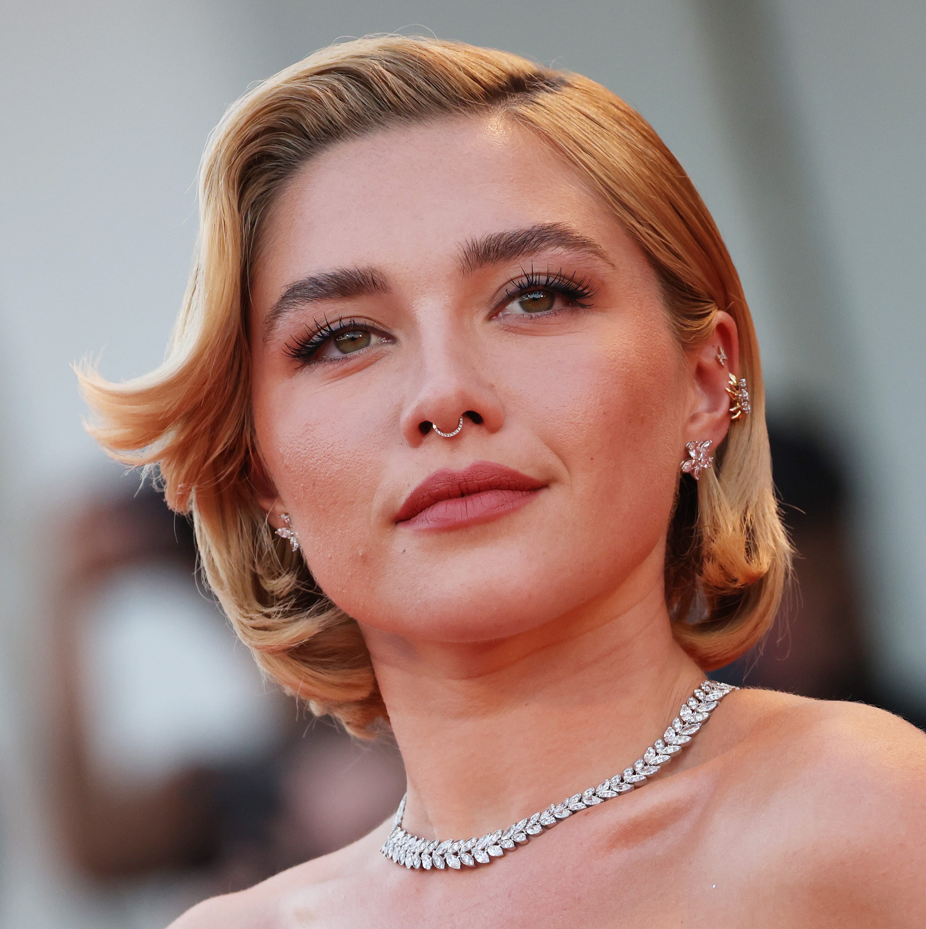 Florence Pugh Nu belly punching