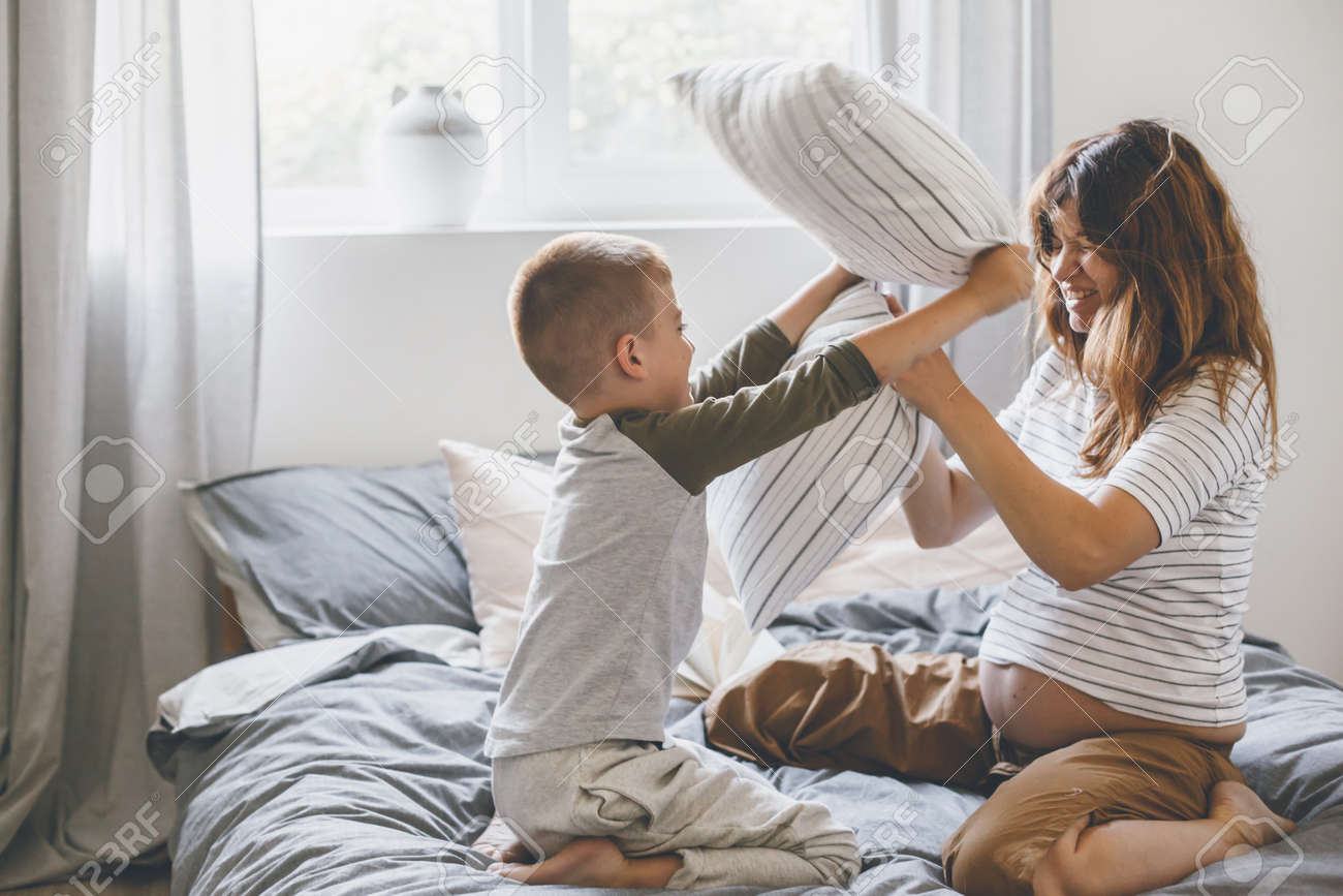 Mom And Son Share The Bed armas sexo