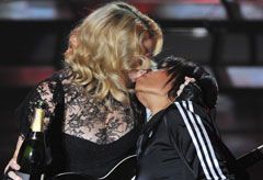 abun bunyamin recommends Celebrity Lesbian Kiss