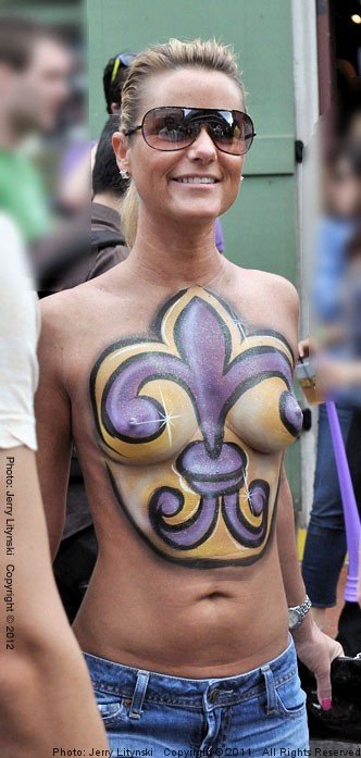 charles cue add photo bodypaint in public