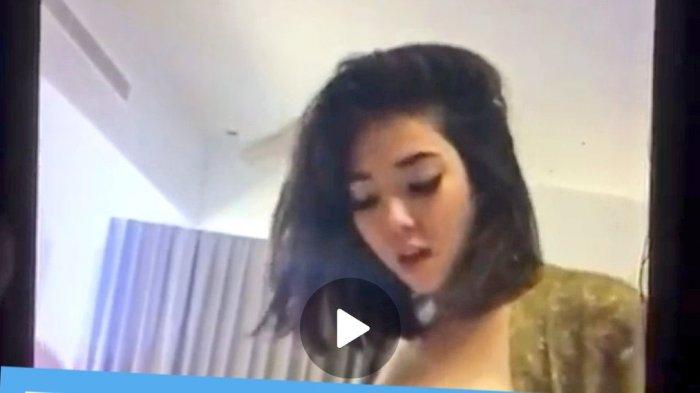 Gisel 19 Detik stretches pussy