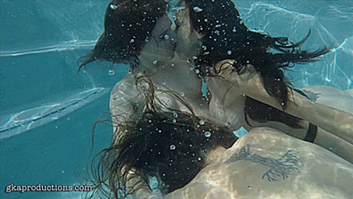 becky rawnsley recommends Underwater Threesome