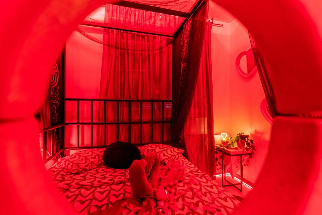 amar reyes recommends red room sex pic