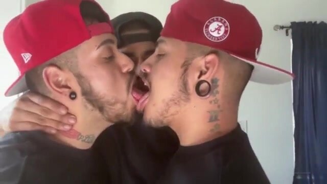 three some kissing