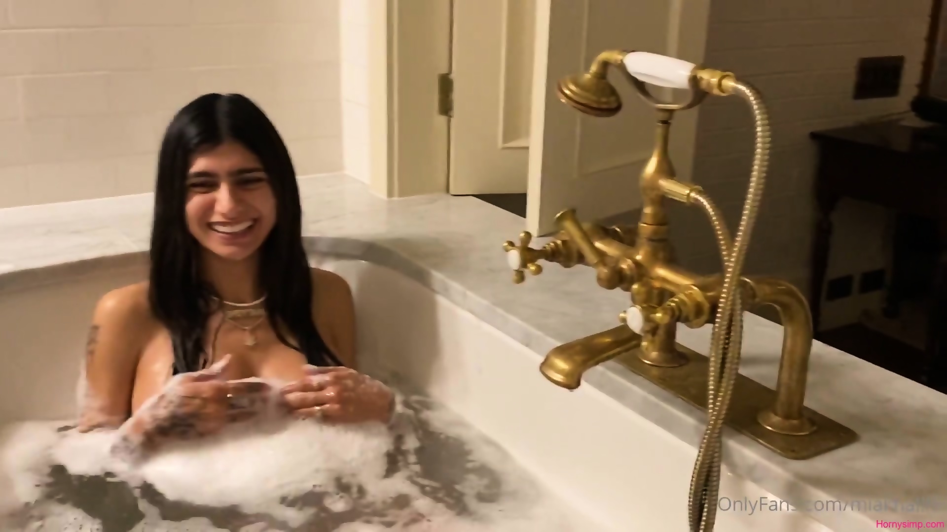 dian kristianti share mia khalifa bath photos