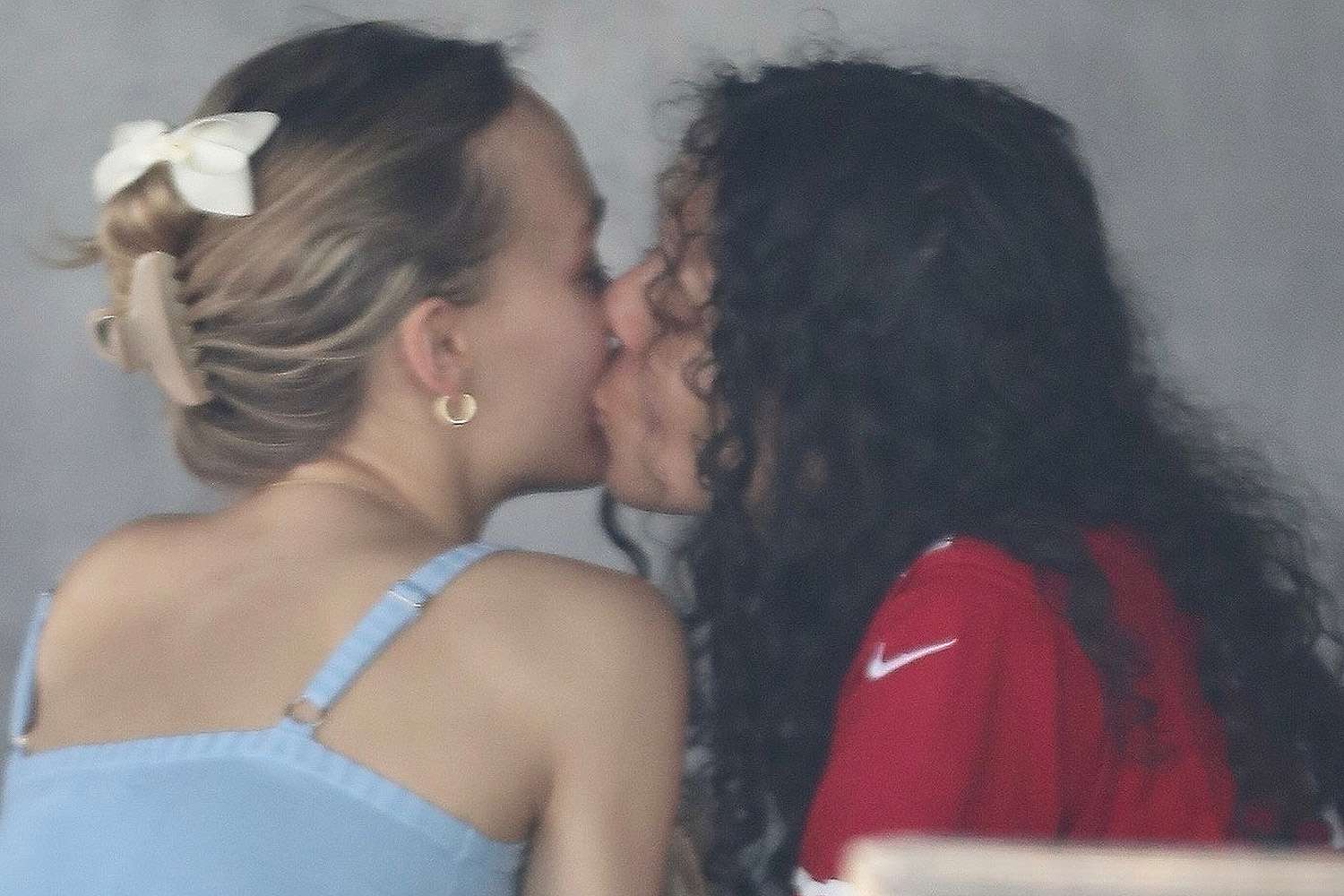 arturo cifuentes recommends celebrity lesbian kiss pic