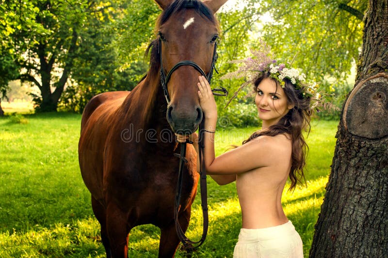 Nude Babes On Horses 2016 flashers