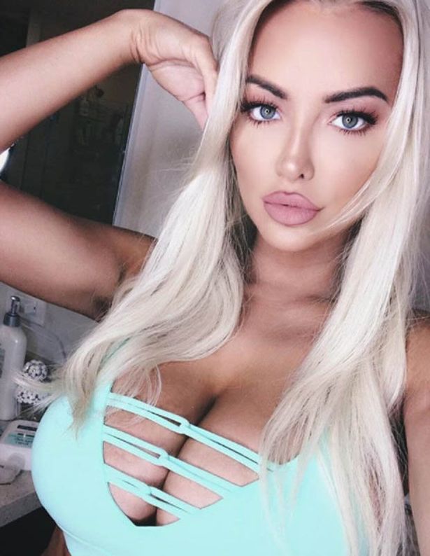 Lindsey Pelas Nip Slip dimas lesbian