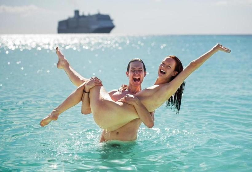 Couples Nudists bath captured