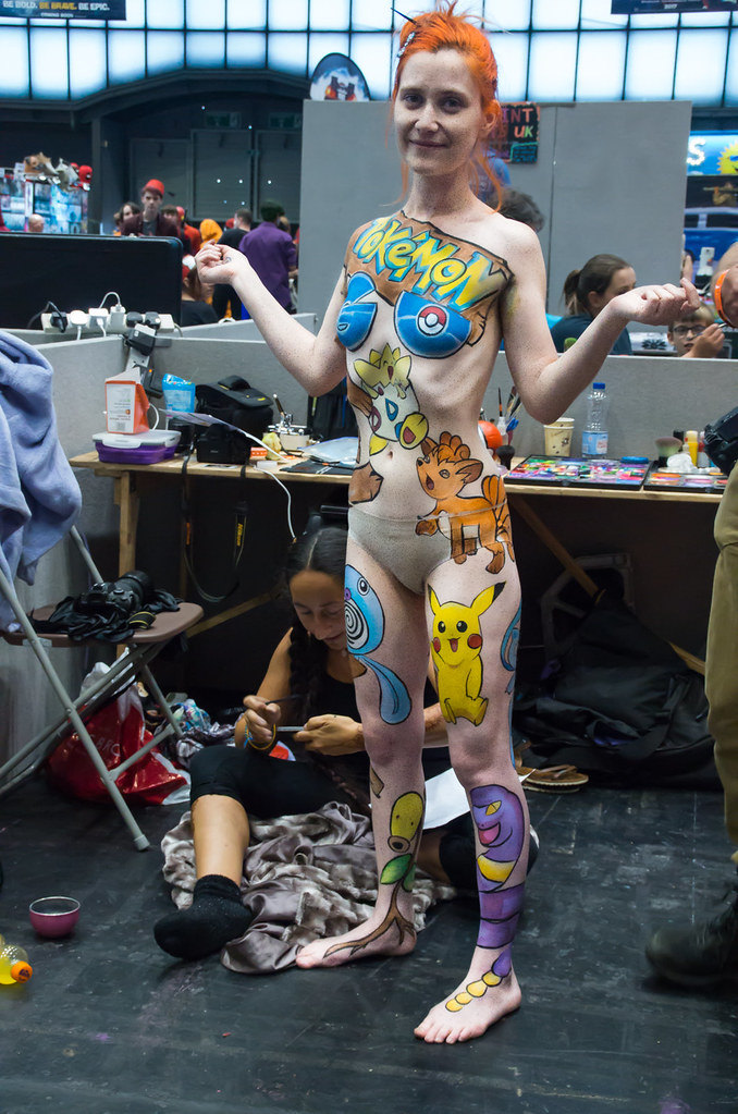 Comic Con Nude daughter pissing