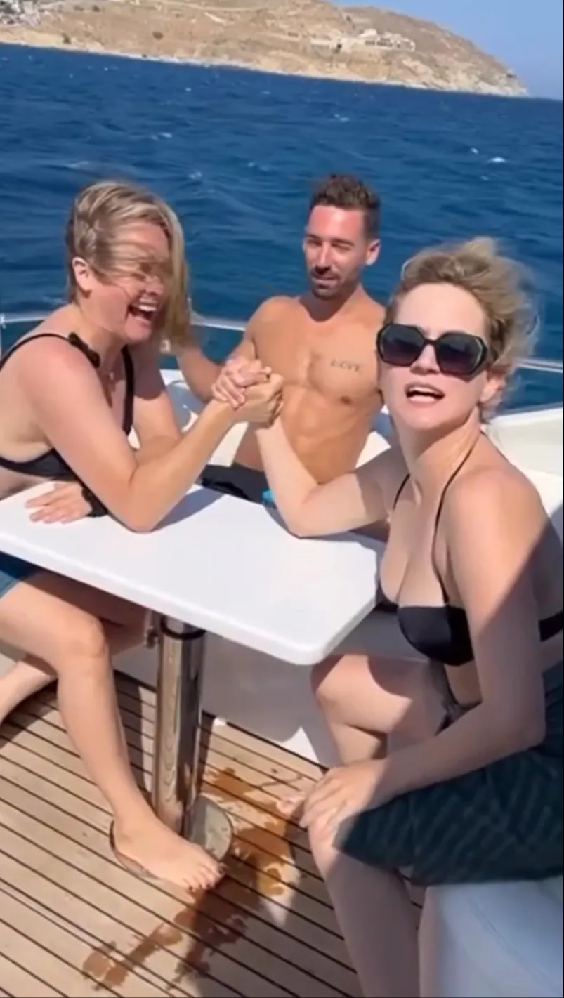 allan archer add alicia silverstone in bikini photo