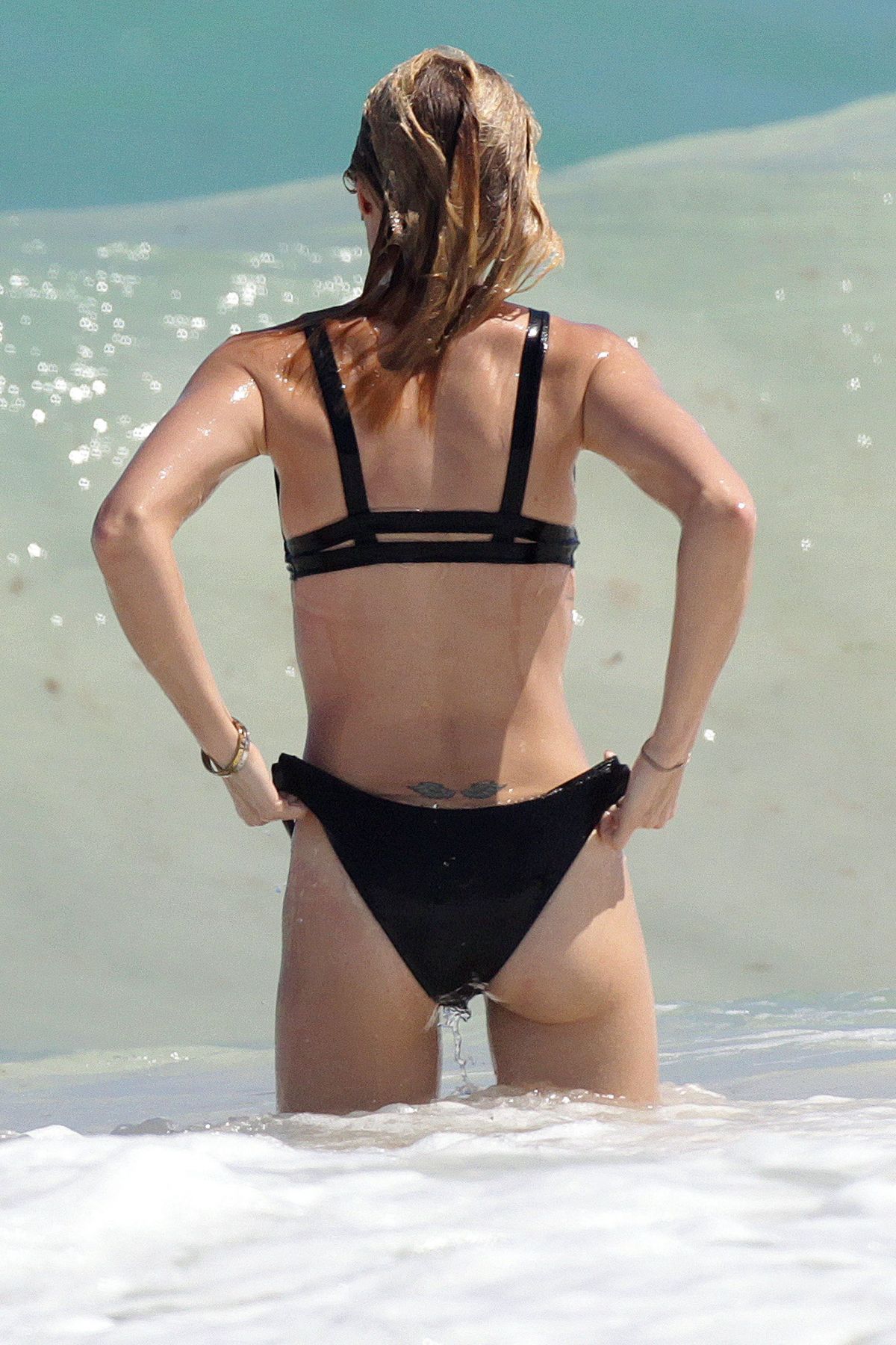 bradley neil recommends Laura Vandervoort In Bikini