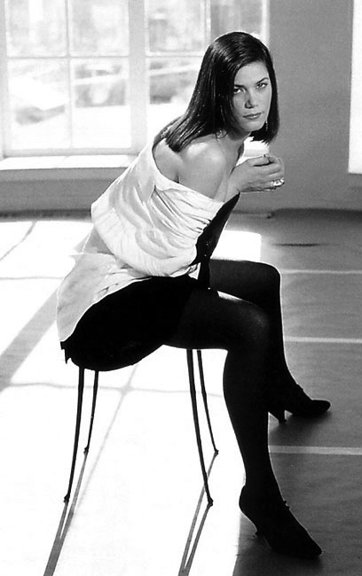 Linda Fiorentino Legs kitchener on