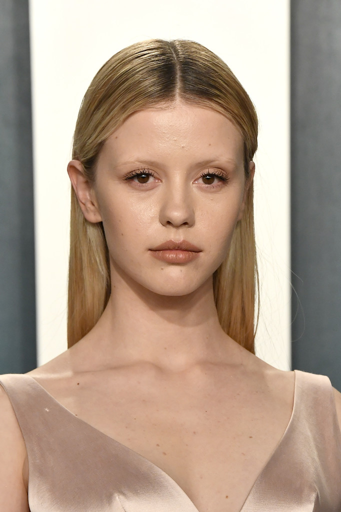 Mia Goth Latina sie durch