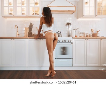 Naked Women Cooking swinging lifestyle